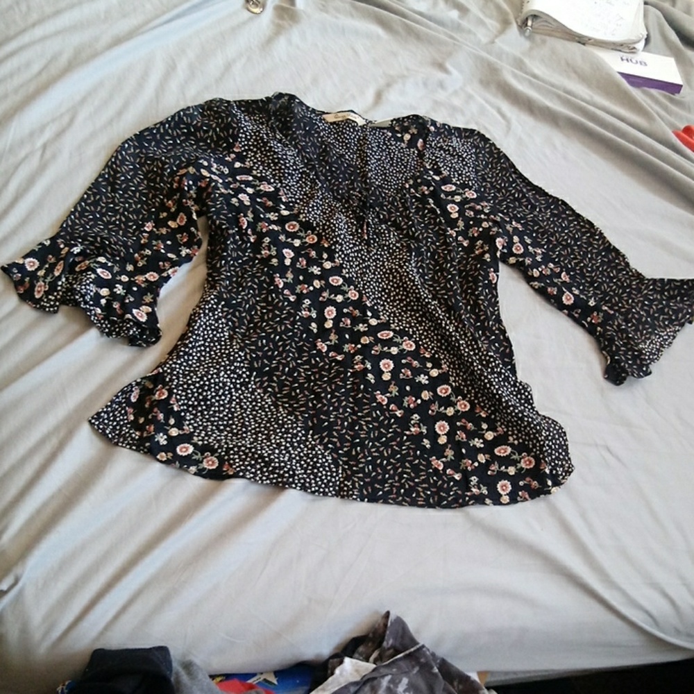 Quizz petite size 8 black flowered blouse